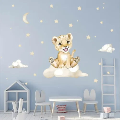 Lächelnder Löwe mit Wolken, Sternen und Mond Wandsticker – Magische Dekoration für das Kinderzimmer