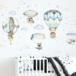 Heißluftballon, Bär und Cartoon-Wolken mit Sternen – Magische Wandsticker für Kinderzimmer