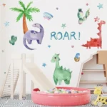 Chic Dinosaurier & Regenbogen Wandsticker mit Sternen, 'Roar!' Schriftzug und Baum Design