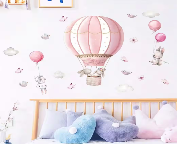 Niedlicher Hase mit pinkem Ballon, Wolken und Vögeln – Süßer Wandsticker für Kinderzimmer - Image 2