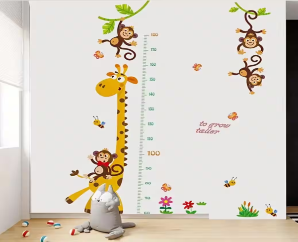 Wandaufkleber Giraffe und Affe Cartoon – Hängender Affe an Baumast mit Höhenmesser für Kinderzimmer