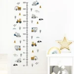 Wandsticker Bau­fahr­zeu­ge mit Bäumen, Wolken und Höhen­mes­ser – Lustige Wand­deko für Kinder