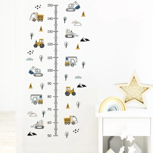Wandsticker Bau­fahr­zeu­ge mit Bäumen, Wolken und Höhen­mes­ser – Lustige Wand­deko für Kinder