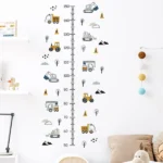 Wandsticker Bau­fahr­zeu­ge mit Bäumen, Wolken und Höhen­mes­ser – Lustige Wand­deko für Kinder