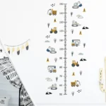 Wandsticker Bau­fahr­zeu­ge mit Bäumen, Wolken und Höhen­mes­ser – Lustige Wand­deko für Kinder