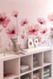 Moderne Wandsticker mit großem, lebendigem Blumenmotiv in Pink – Leicht anzubringen, ideal für Schlafzimmer, Wohnzimmer, Sofa oder Eingangsbereich | Zeitgemäße Dekoration für Zuhause | Blickfang für Flur & Wohnräume – Einfache Anwendung